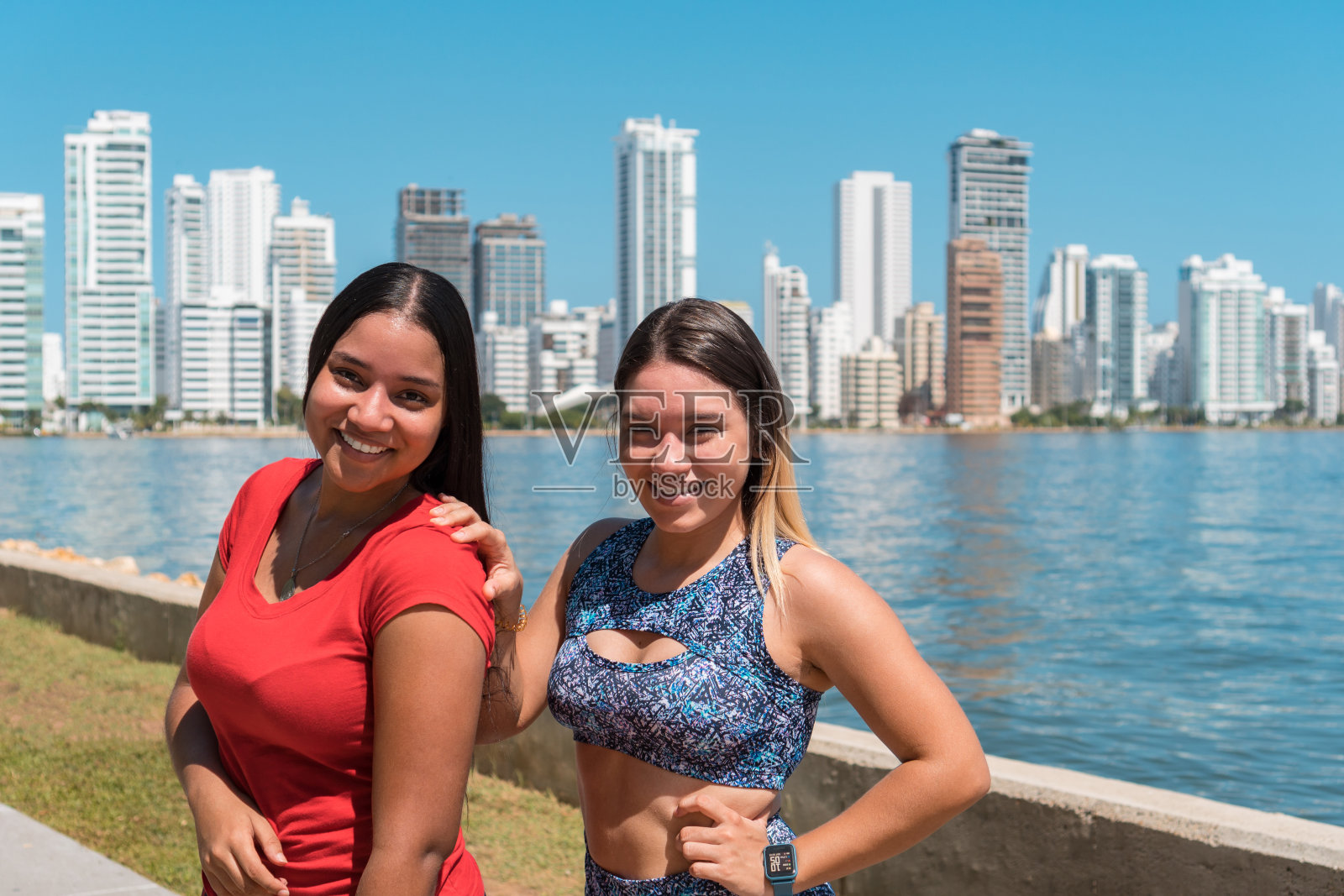 两个年轻的朋友一起在公园里照片摄影图片