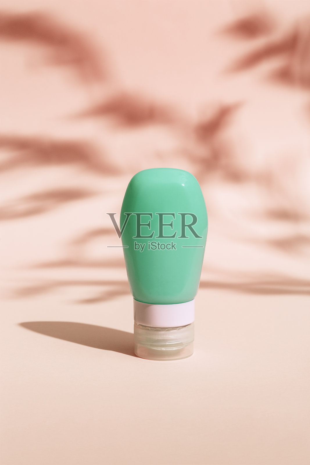 化妆品瓶霜，凝胶，乳液。美容产品包装，模拟塑料容器与硬阴影照片摄影图片