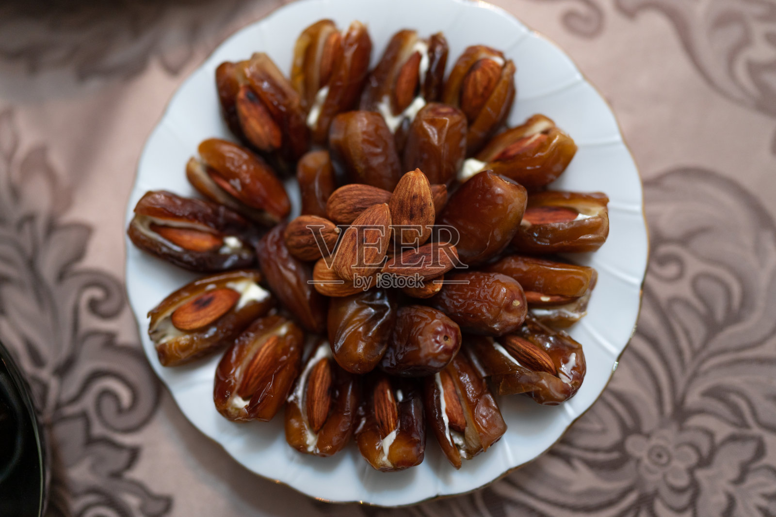 自制枣椰、杏仁和黄油|超级健康食品照片摄影图片