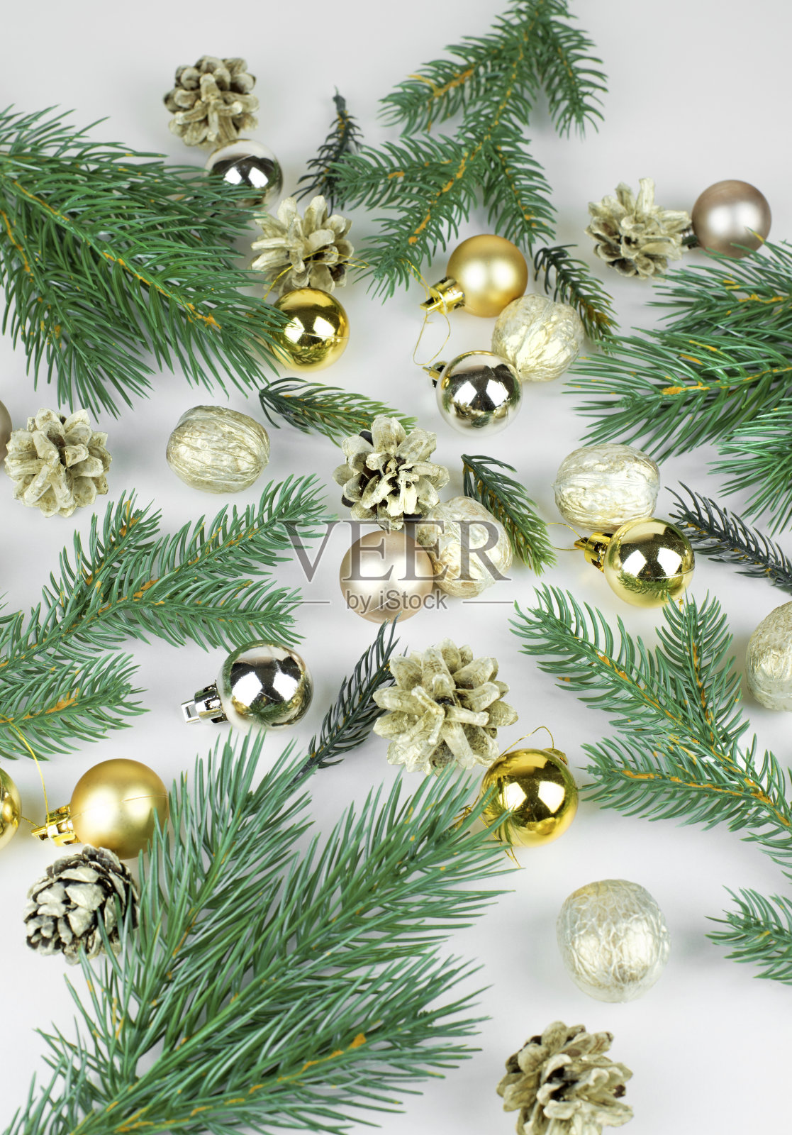 金色的圣诞球，金色的球果和圣诞树的树枝在灯光的背景照片摄影图片