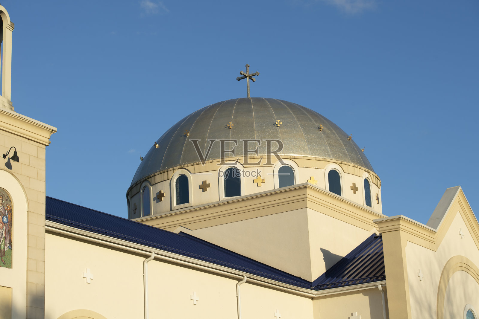 一个东正教堂穹顶在蓝天下的细节照片摄影图片