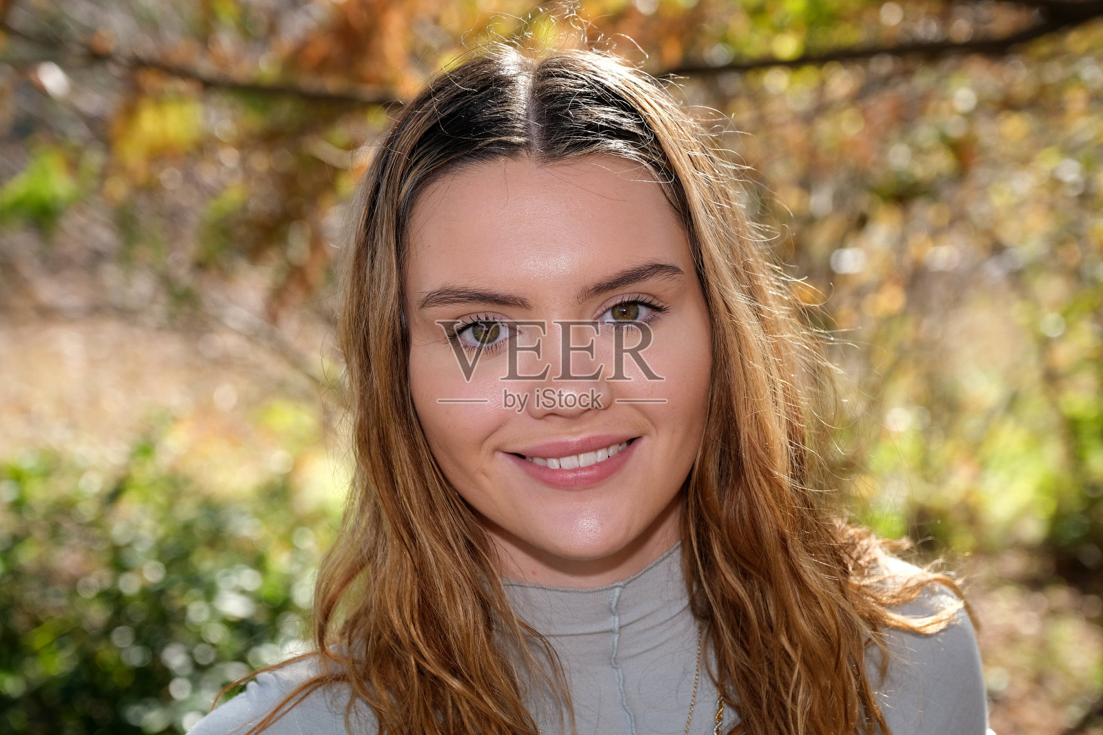 少女在自然环境中的肖像照片摄影图片