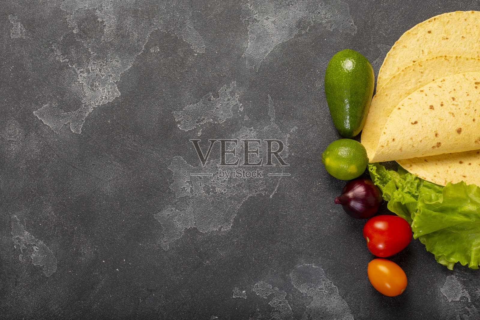 墨西哥玉米卷，墨西哥玉米卷配料，俯视图，在灰色的石头背景下拍摄。本空间照片摄影图片