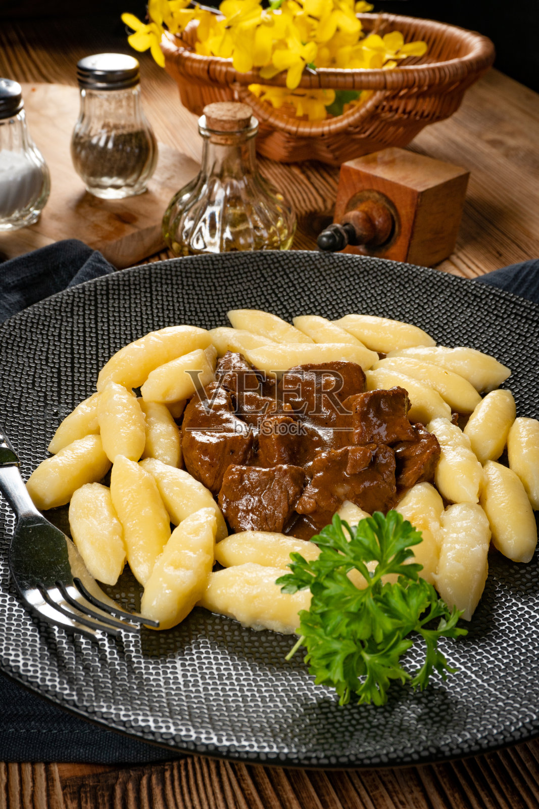 肉汁炖牛肉，配土豆饺子。照片摄影图片