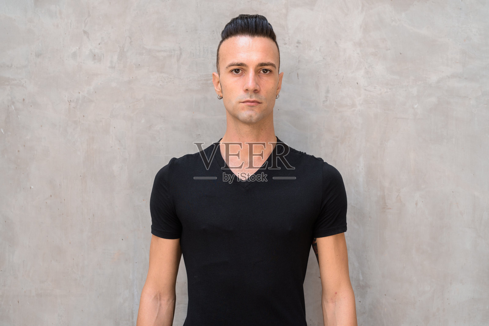 帅气的年轻意大利男子的肖像与低价穿黑色t恤照片摄影图片