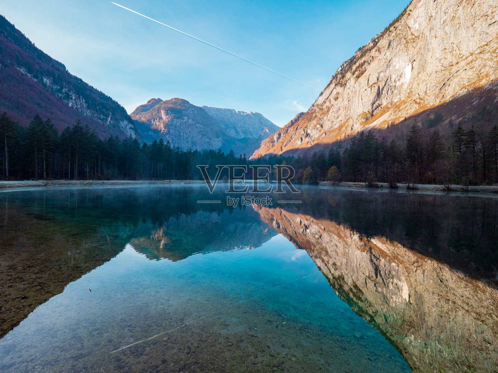 秋天，奥地利萨尔斯堡州布伦塔图尔美丽的风景和湖泊照片摄影图片