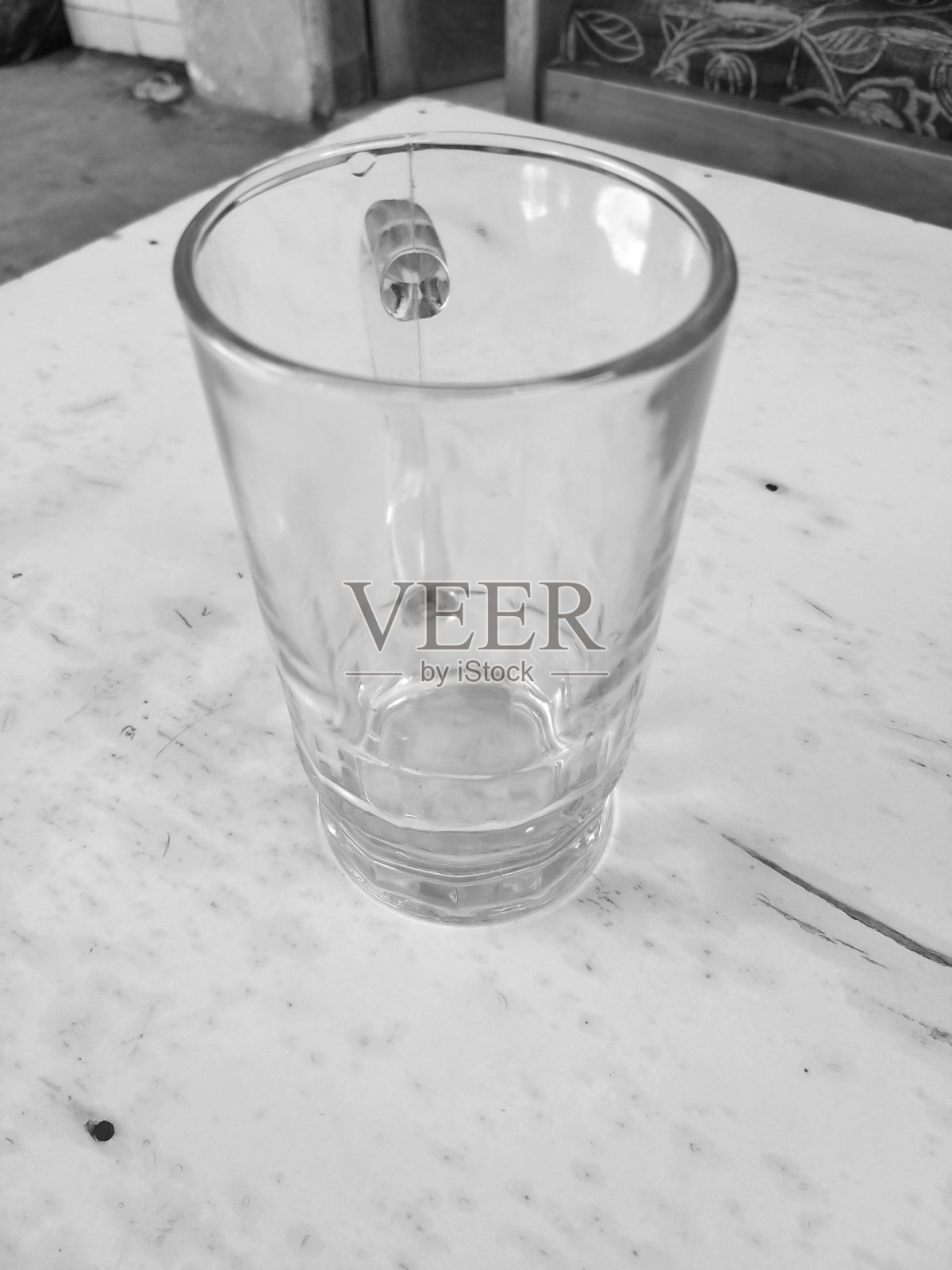 桌上空杯子照片摄影图片