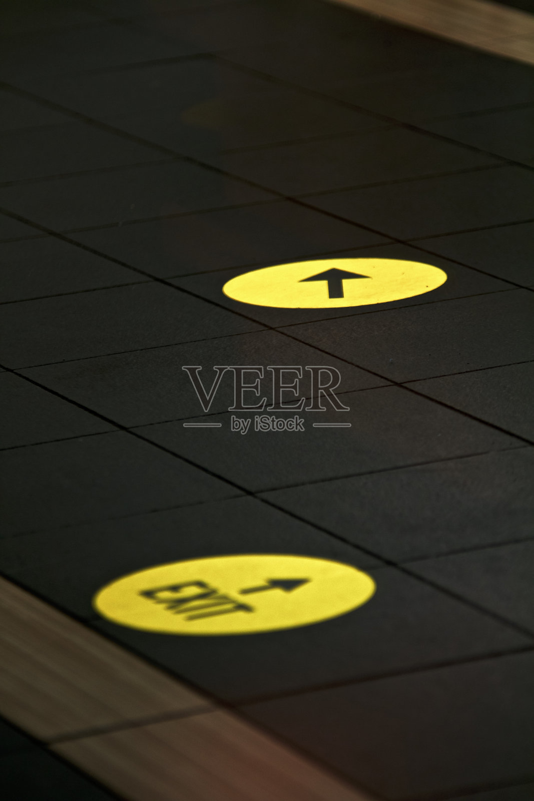 地板上的Covid方向箭头照片摄影图片