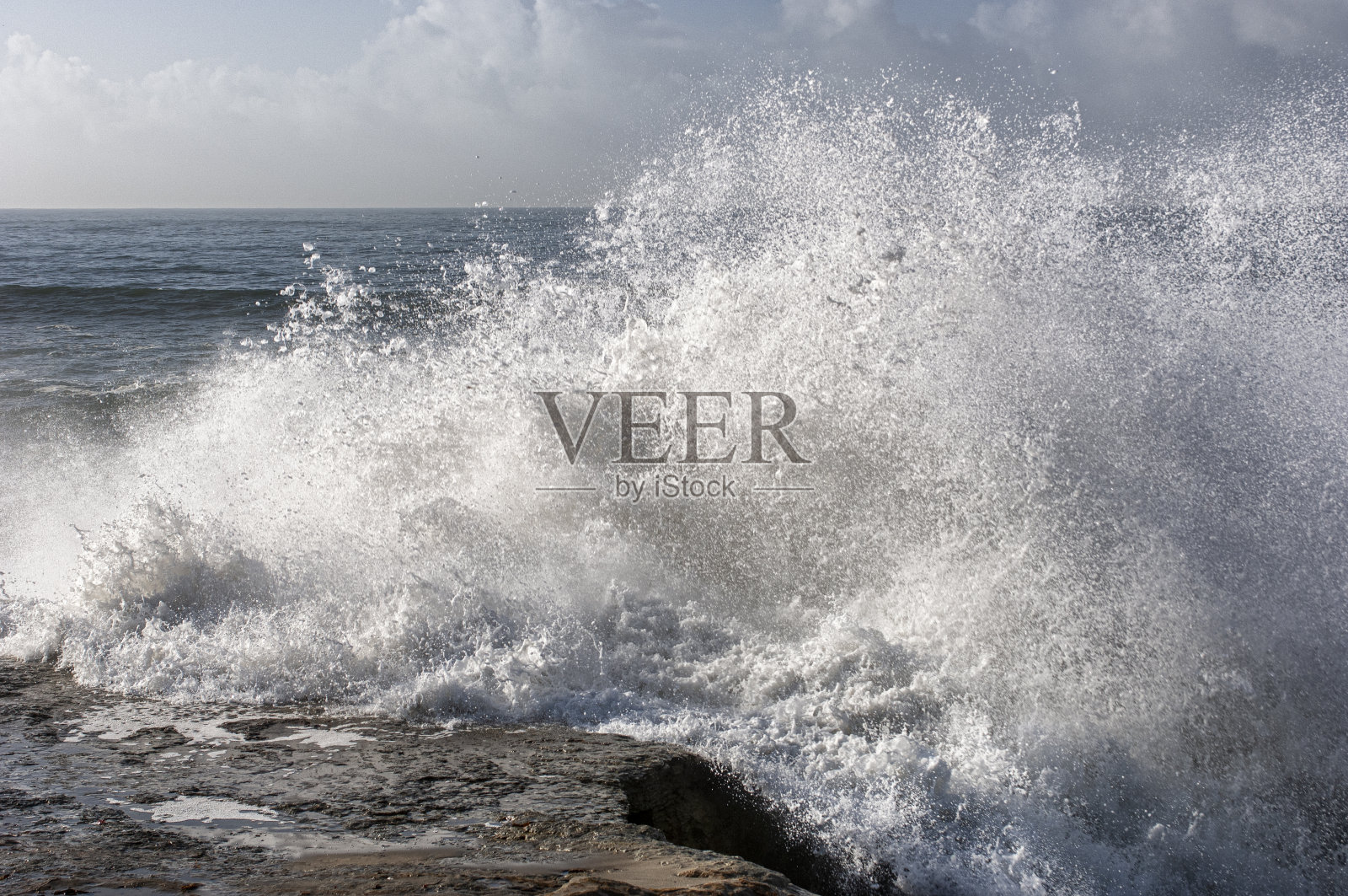 加利福尼亚海岸附近汹涌的海浪照片摄影图片