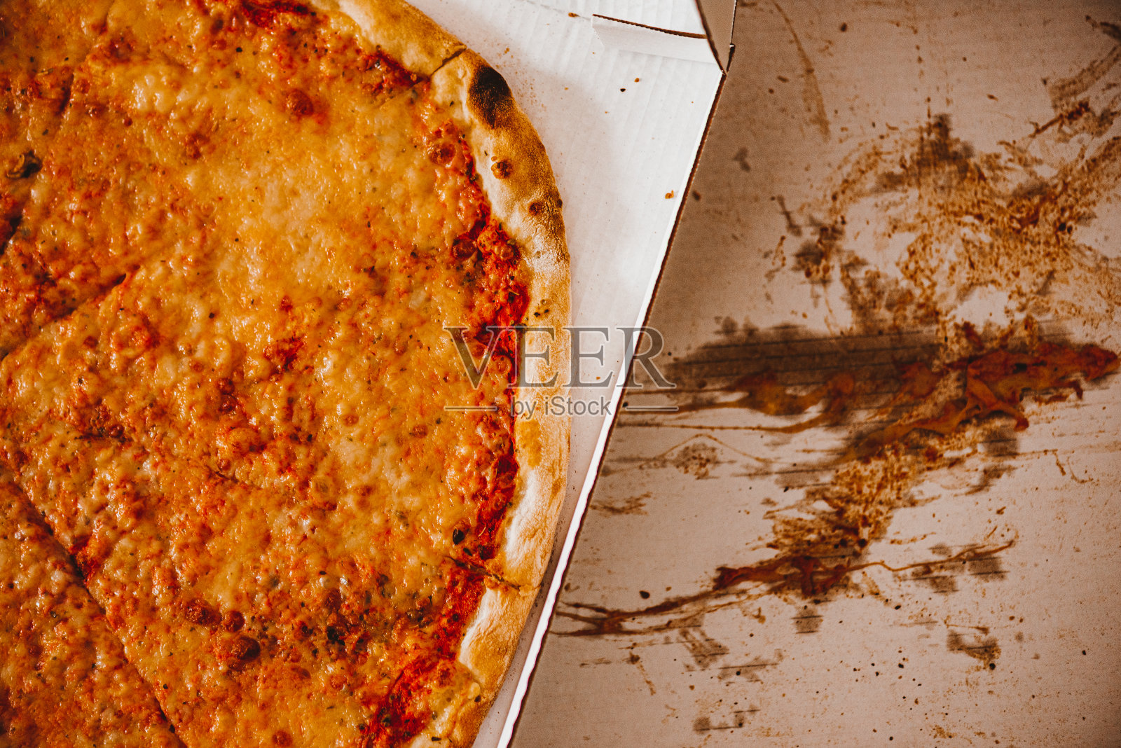 待在家里的坏习惯，外卖正在蓬勃发展——披萨盒到处都是照片摄影图片