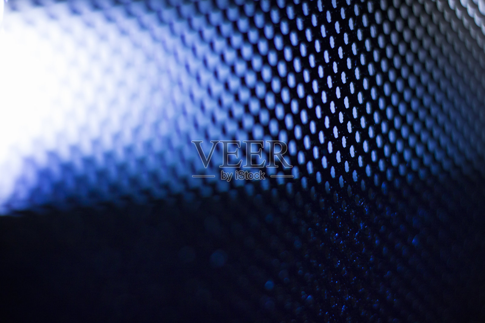 抽象色彩明亮的蓝色光和黑暗的阴影背景。现代布料或塑料未来设计。照片摄影图片