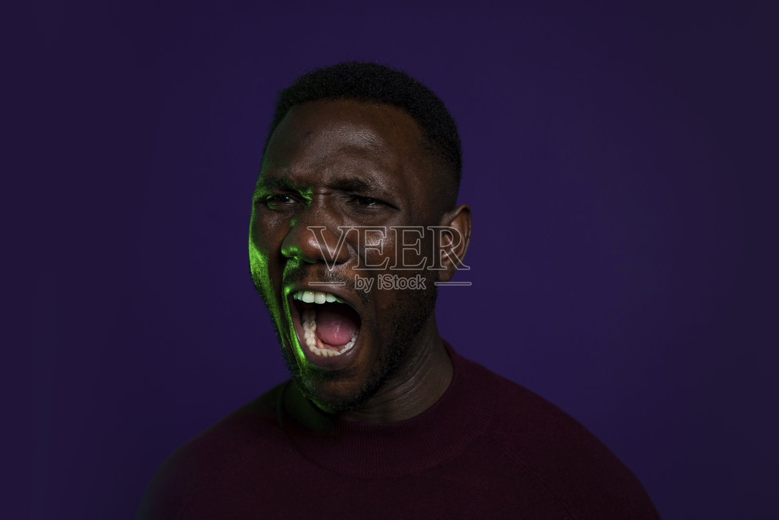 黑人张着嘴大喊大叫照片摄影图片