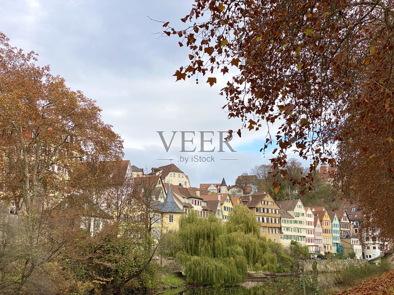 Tübingen，内卡河边的中世纪房屋照片摄影图片