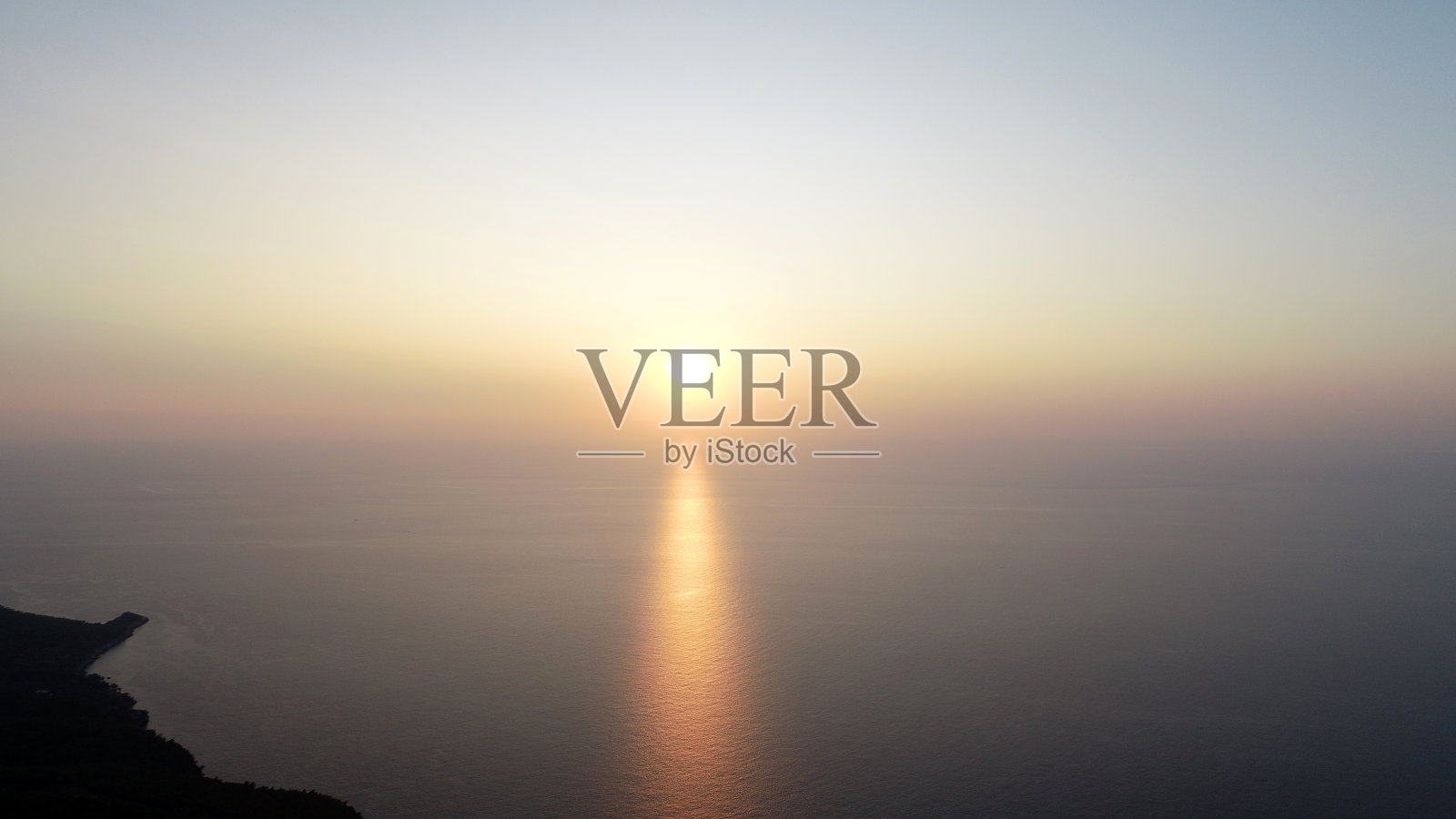 太阳在地平线上落下照片摄影图片