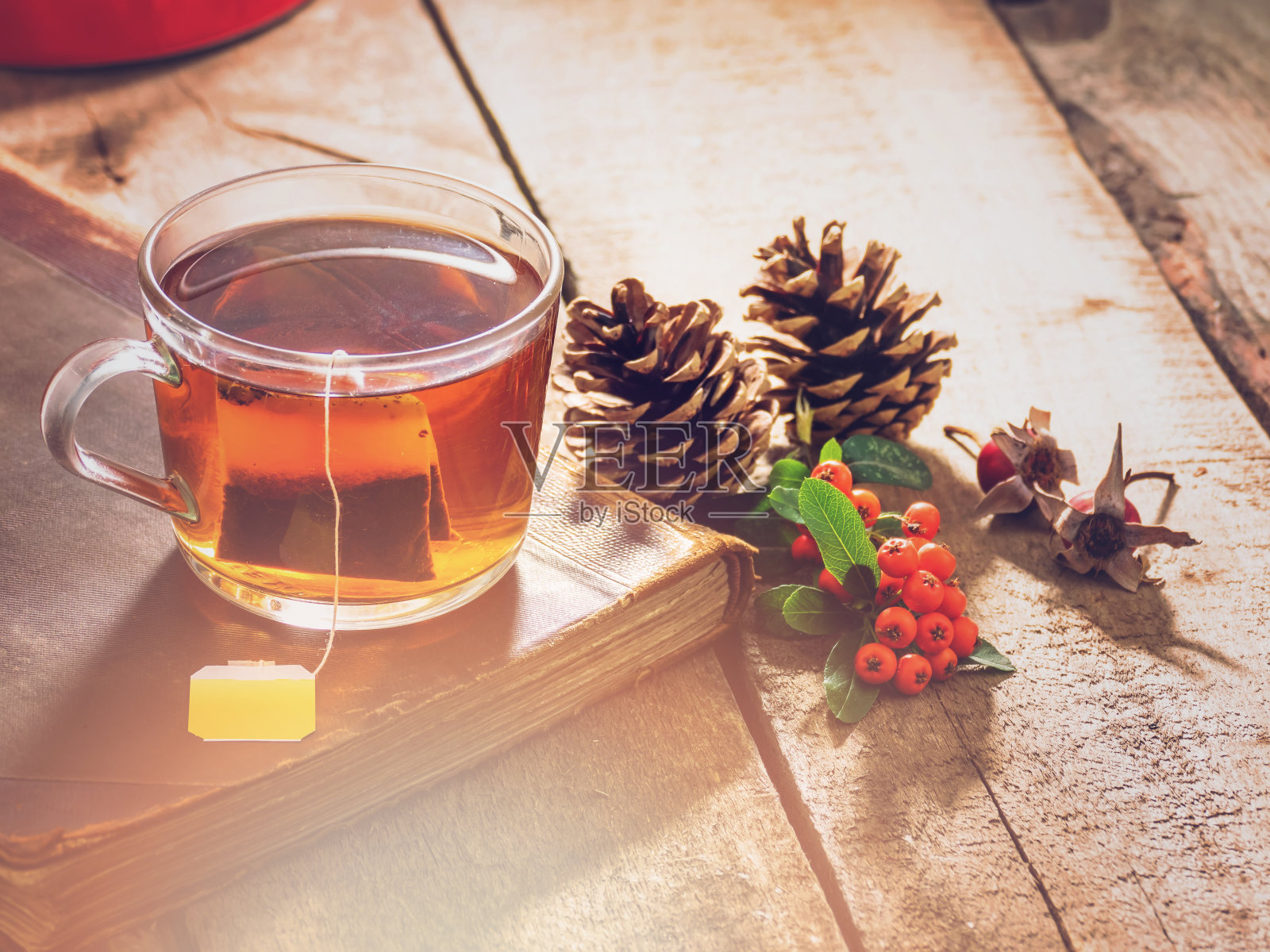 木桌上的茶和旧书，还有秋概念干叶照片摄影图片