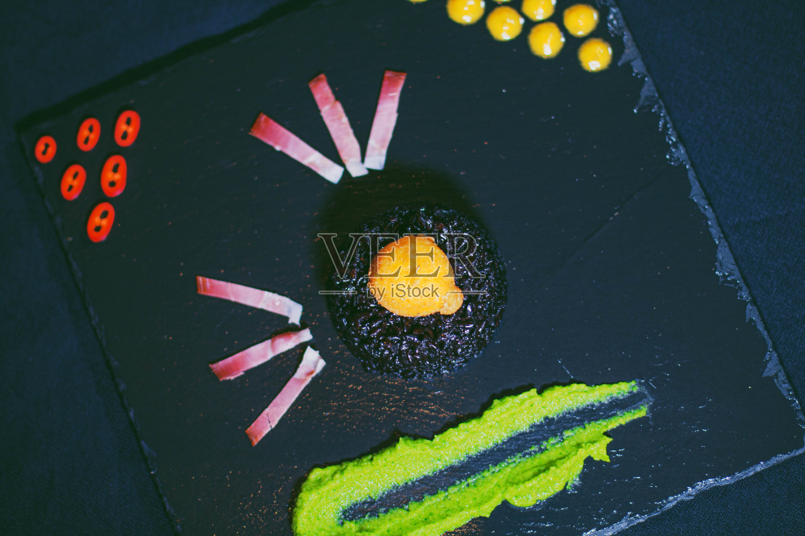 健康黑米，炸药卷寿司与鸡蛋，特写库存照片照片摄影图片