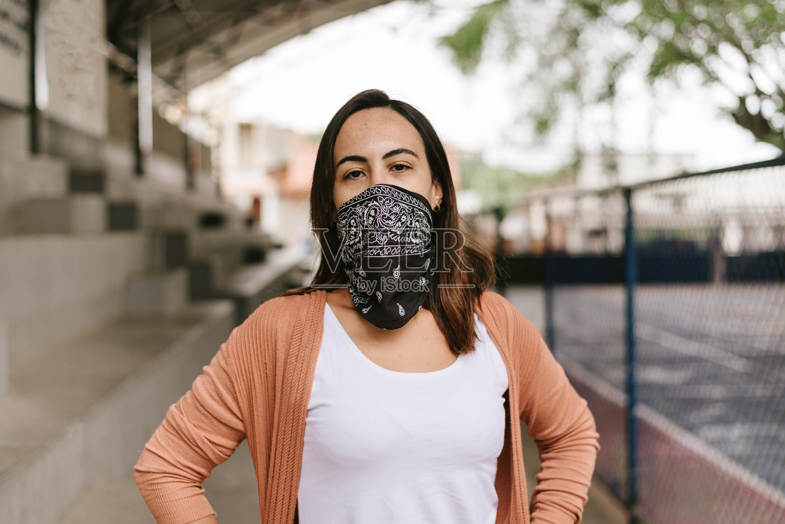 一个戴着头巾作为保护面具的女人的肖像照片摄影图片