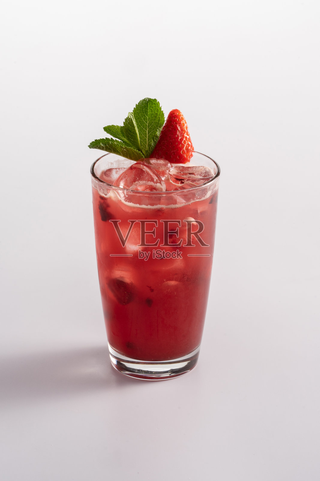 夏日清凉鸡尾酒加冰。苏打水，覆盆子泥，柠檬汁，草莓糖浆照片摄影图片