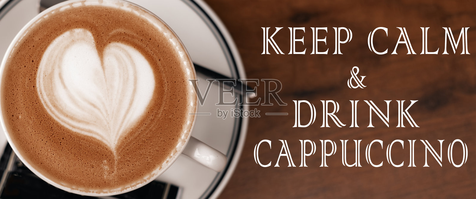 文字保持冷静，喝卡布奇诺写在一杯卡布奇诺旁边，拿铁艺术放在木桌上照片摄影图片