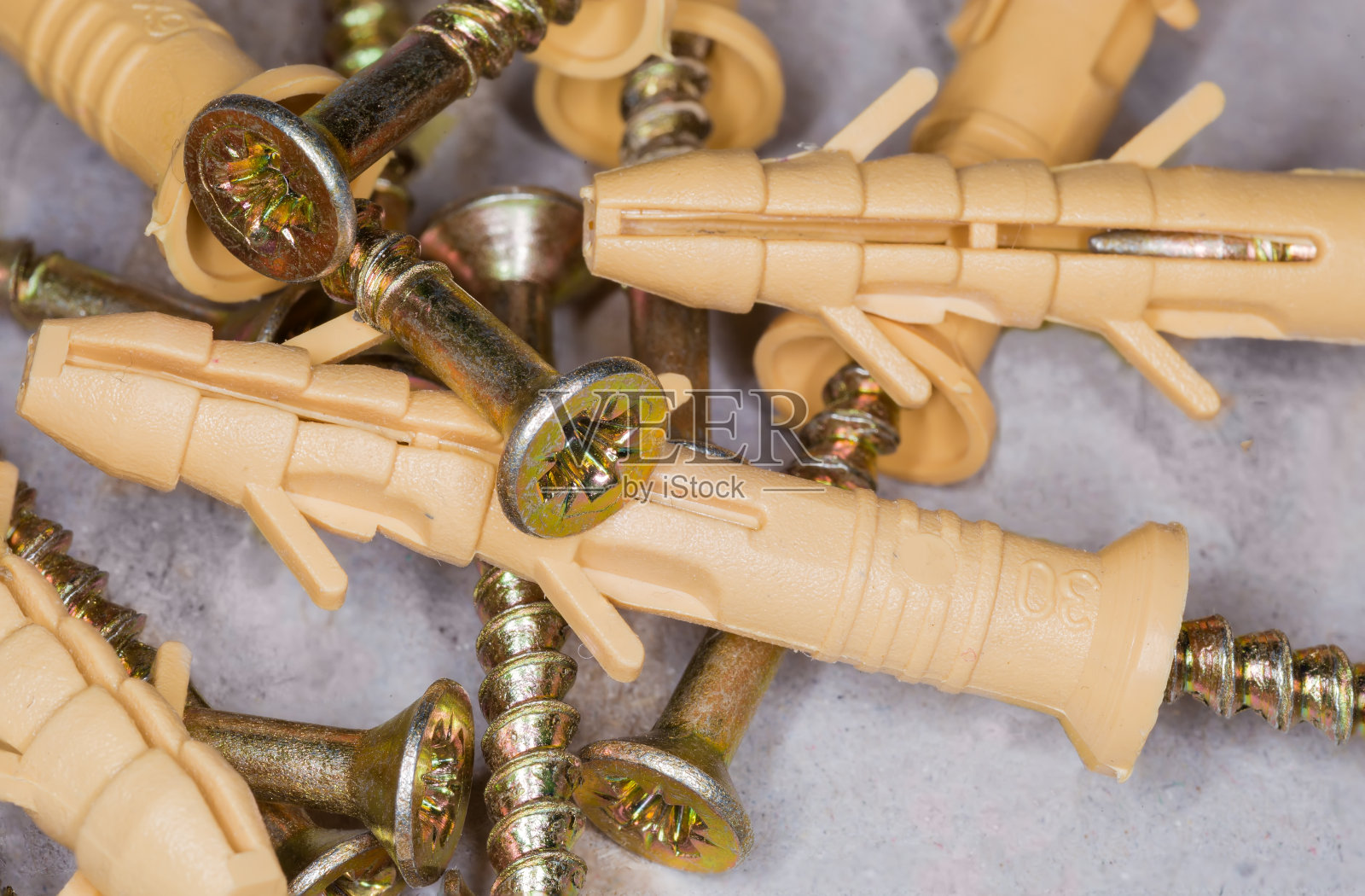 十字槽自攻螺钉与适当的塑料锚，特写照片摄影图片