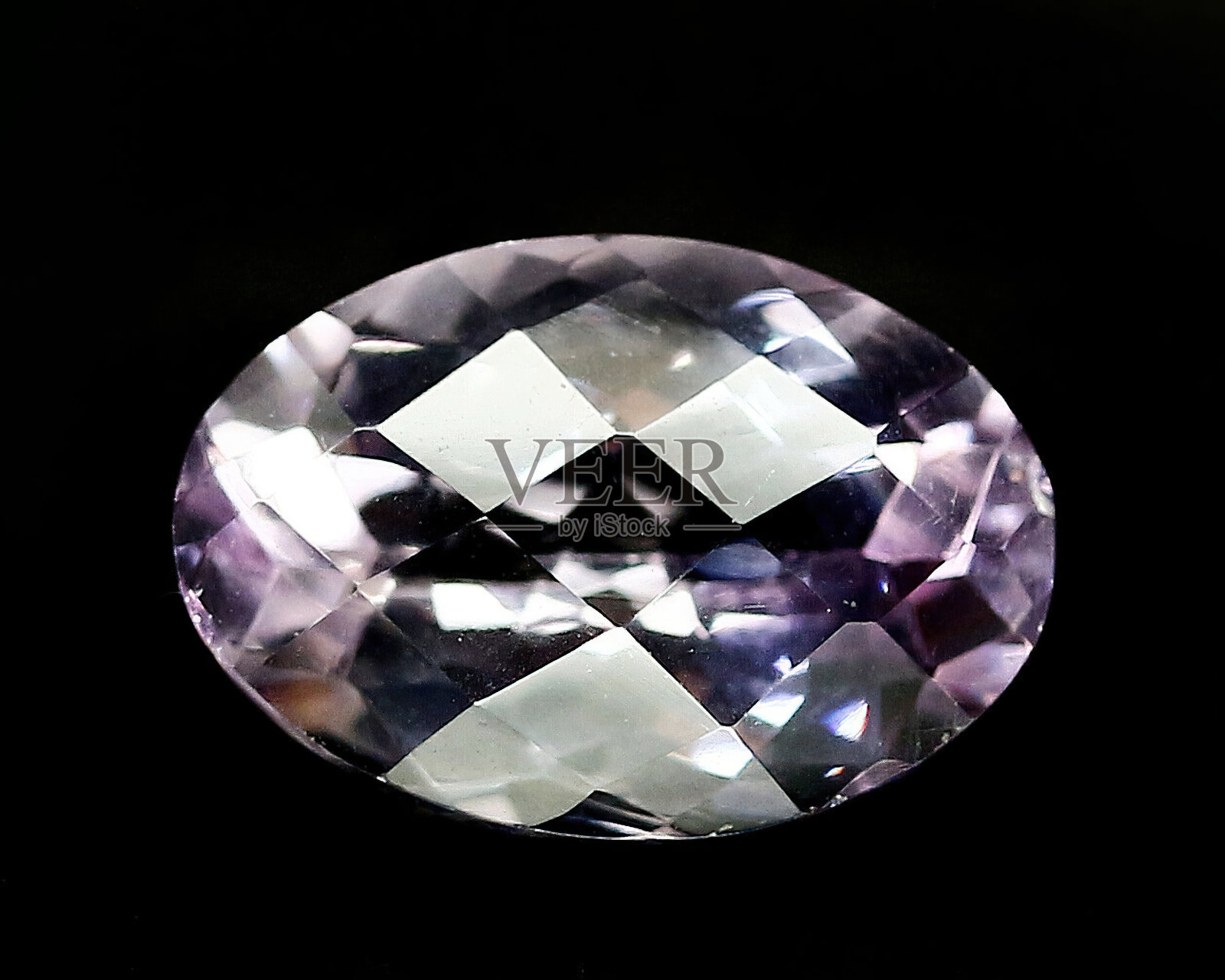 黑色背景上的天然紫水晶照片摄影图片