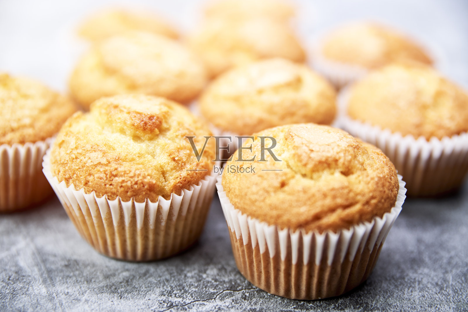 俯视图一组美味的纸杯蛋糕照片摄影图片