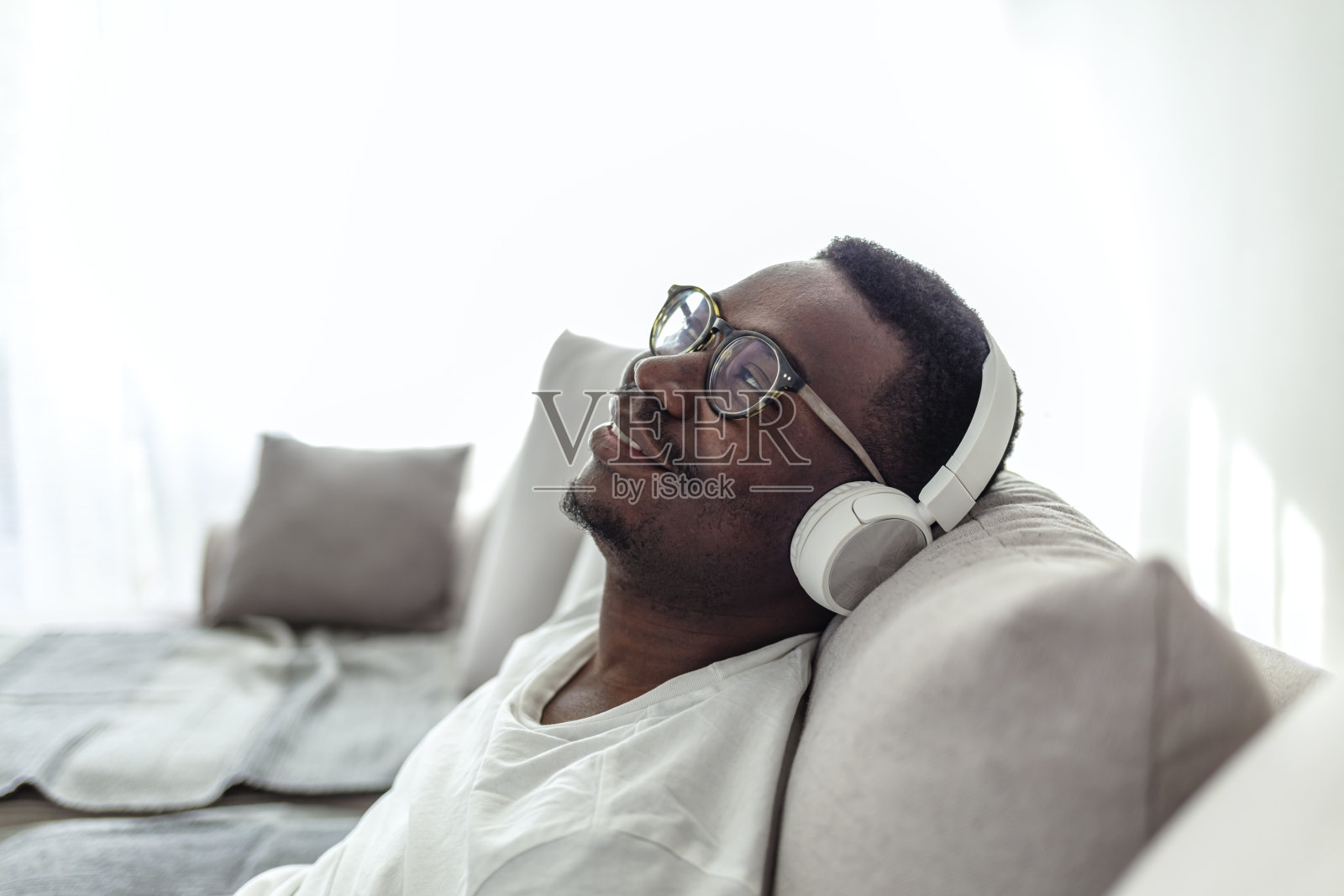 调低这周的音量，把音乐调大照片摄影图片