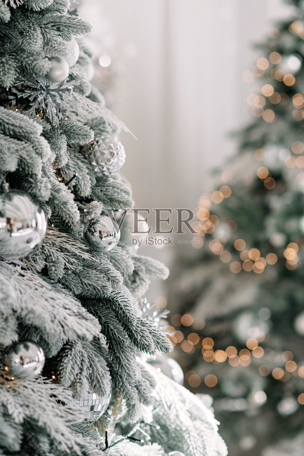 圣诞节最小的背景，一个用球装饰的圣诞树在模糊的散景灯的背景。横幅，节日贺卡，模型。新2021年。软选择焦点，复制空间。照片摄影图片