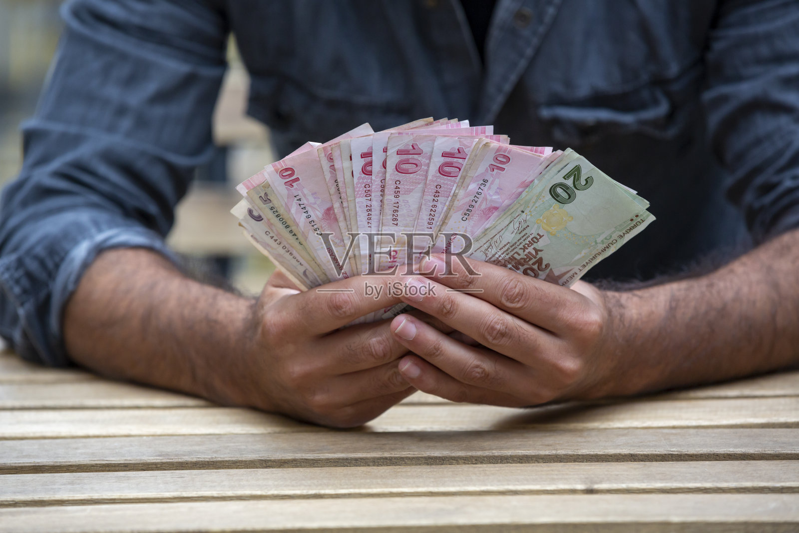 手里拿着钱的男人照片摄影图片