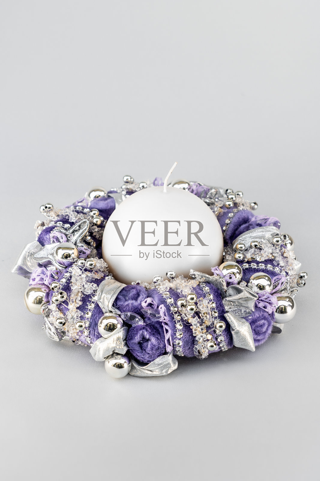 圣诞树桌子手工布置，迷你装饰为新年人工在白色的背景孤立照片摄影图片