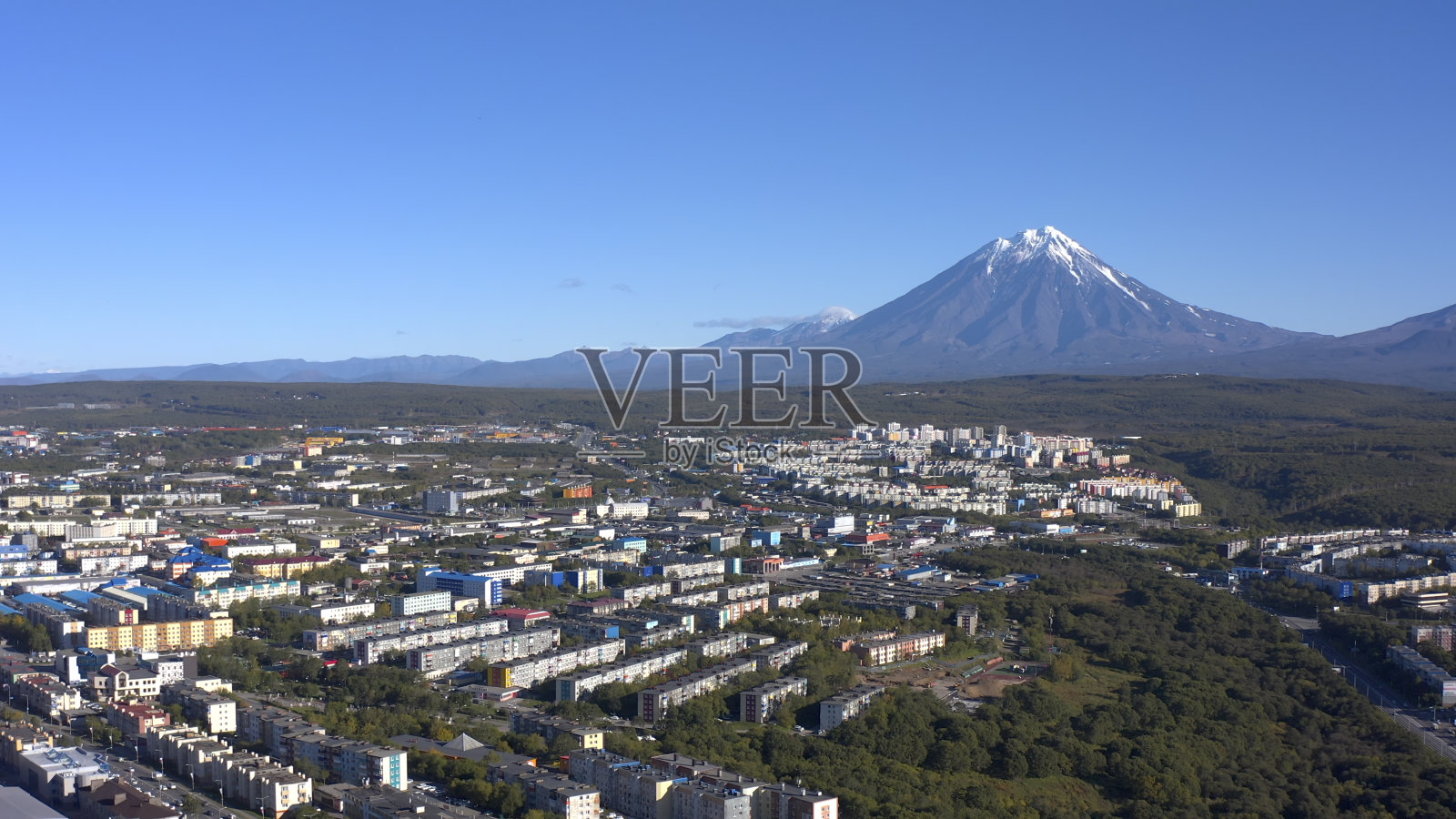 从Mishennaya Sopka到Petropavlovsk-Kamchatsky的鸟瞰图。城市鸟瞰。照片摄影图片