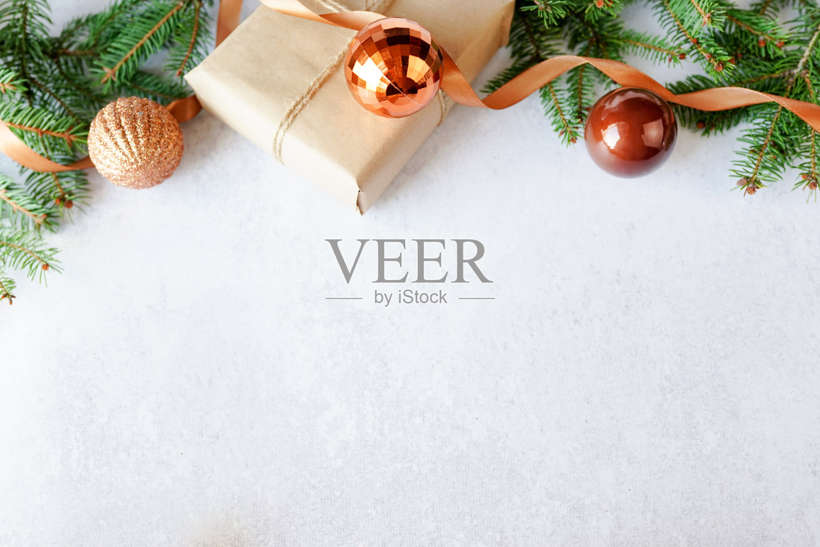 圣诞贺卡与礼品盒和金色装饰在白色的背景，复制空间照片摄影图片