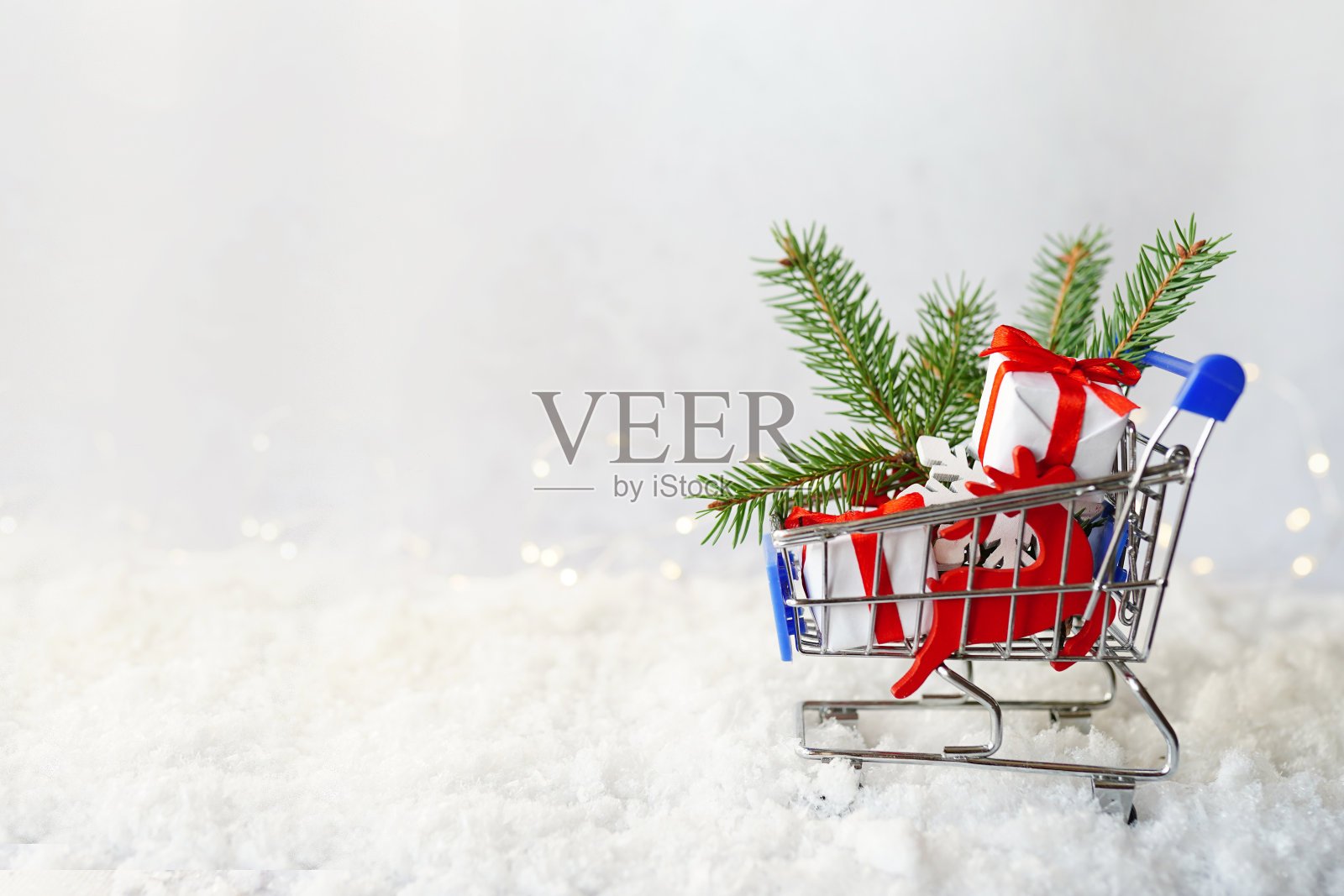 购物车满圣诞礼物在雪，背景与拷贝空间照片摄影图片