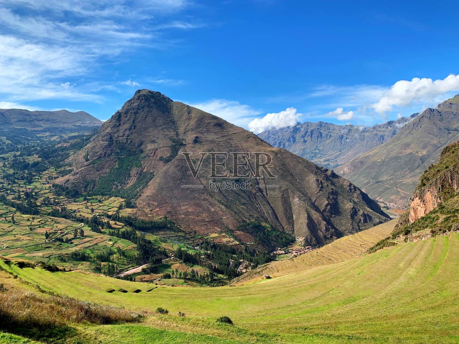 秘鲁的印加圣谷。古老的绿色农业梯田安第斯。壮丽的安第斯山脉景观。秘鲁农村场景。乌鲁班巴山谷。圣洛斯印加山谷照片摄影图片