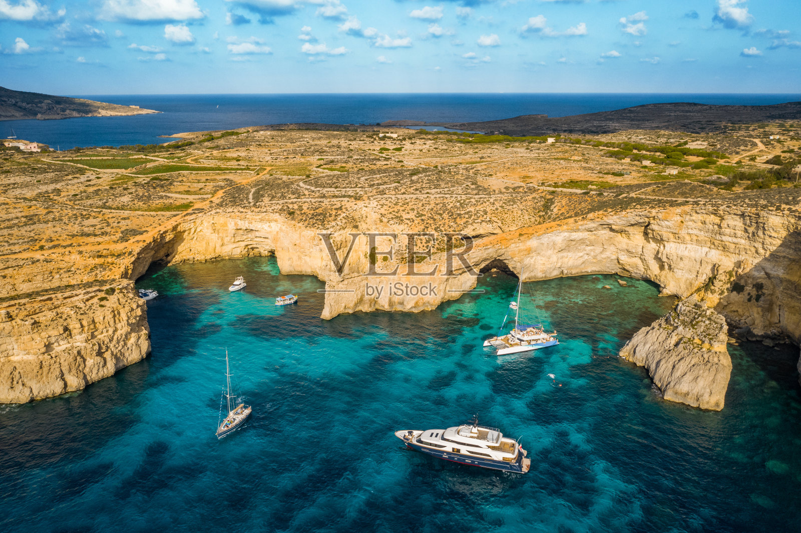 鸟瞰图科米诺岛，蓝色泻湖和船只。马耳他国家照片摄影图片