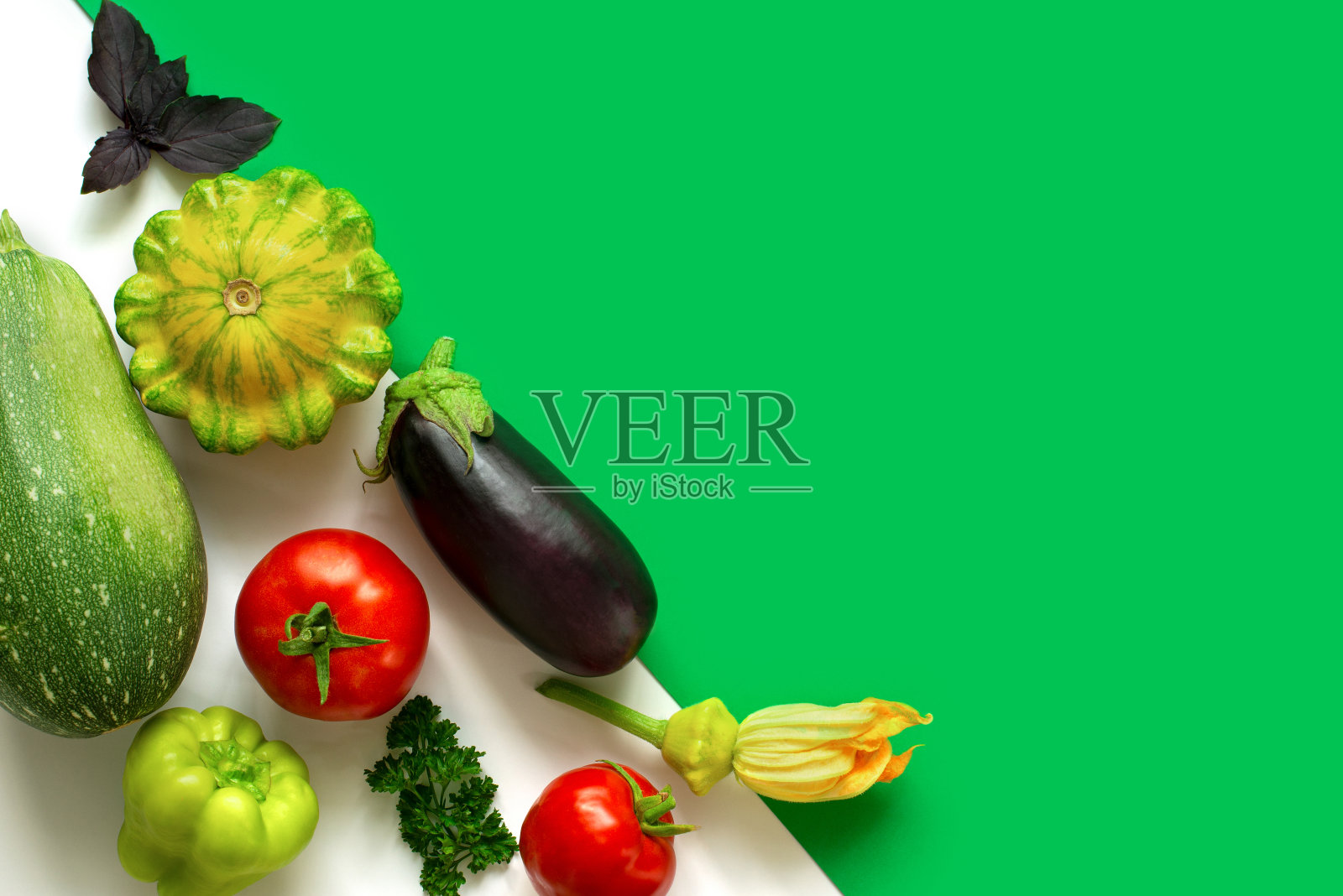 一组蔬菜呈对角线摆放。简约现代的展示理念。收获西红柿，西葫芦，南瓜照片摄影图片