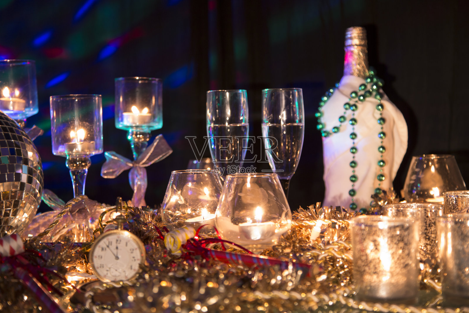 除夕夜的节日派对，香槟和蜡烛。照片摄影图片