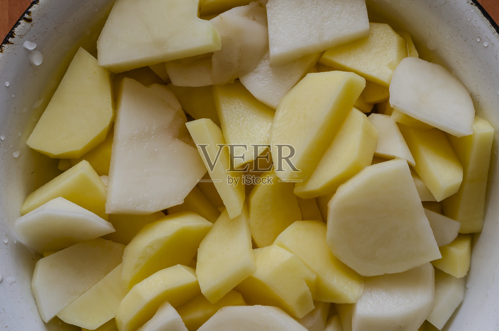 背景切片提纯生土豆。照片摄影图片