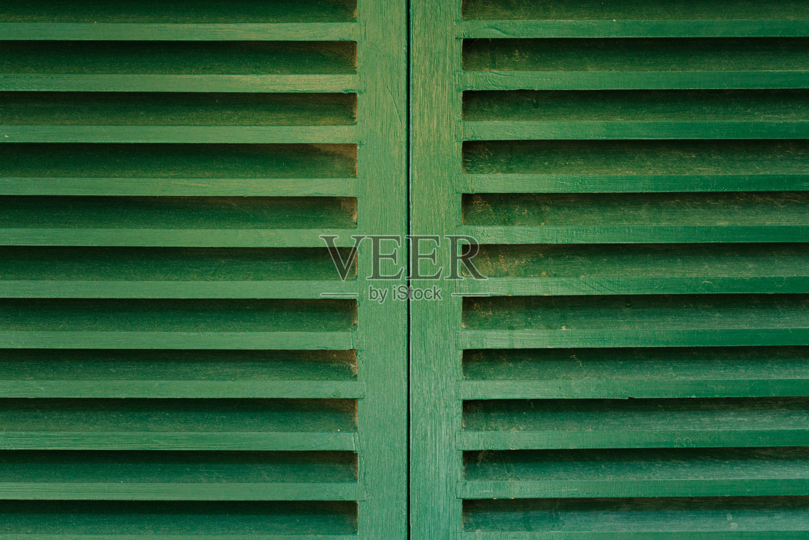 一扇窗户上的绿色木制百叶窗照片摄影图片