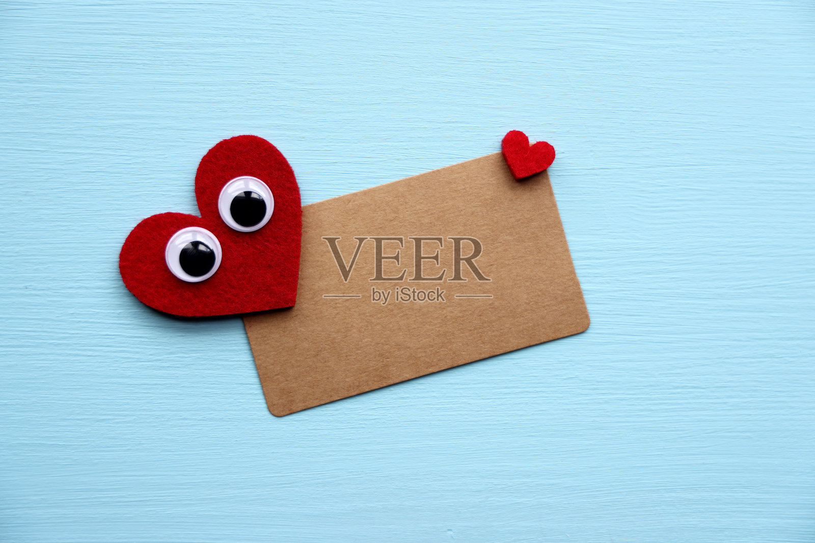 带有红色心形的棕色纸照片摄影图片