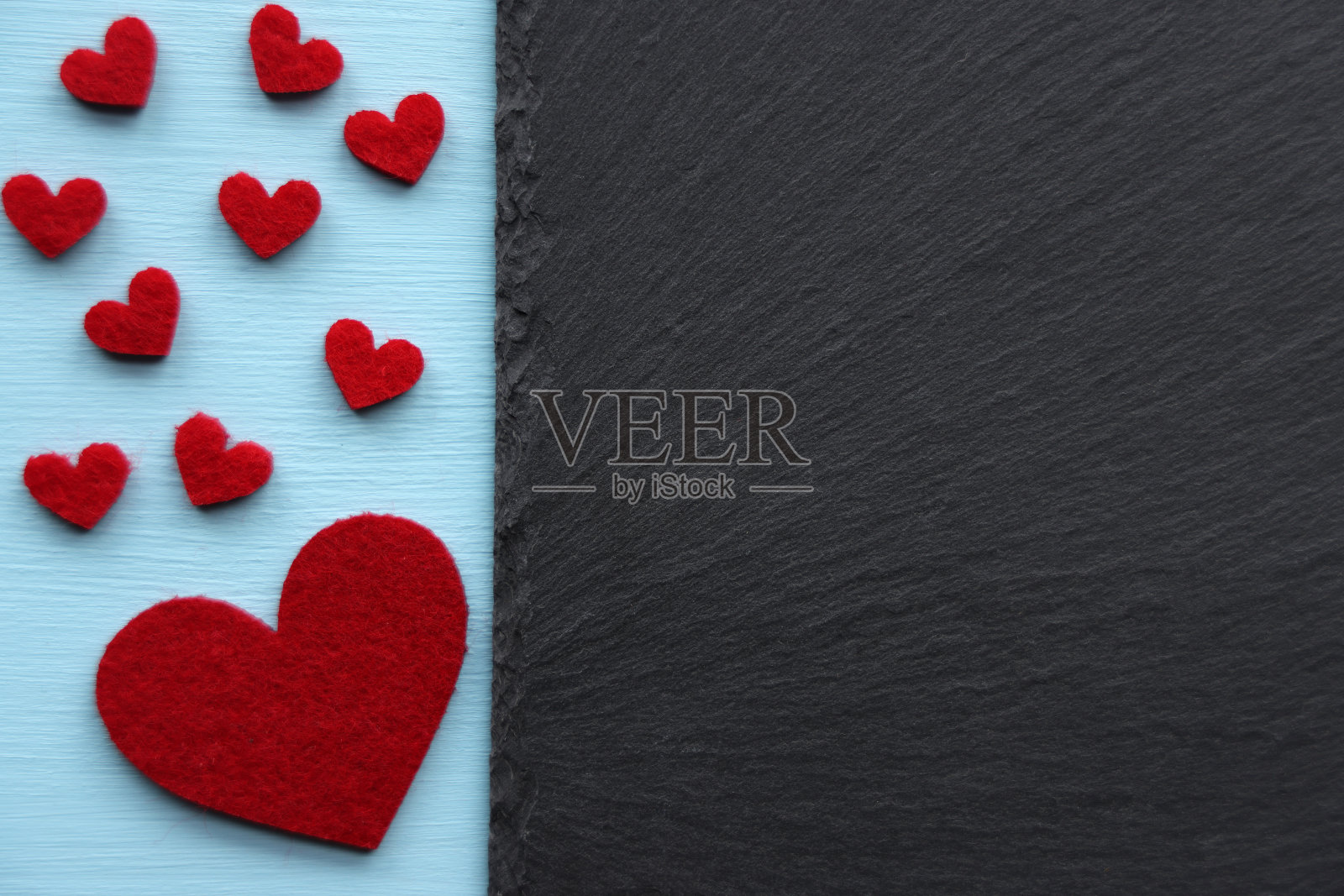 带有红色爱心形状的黑色石头照片摄影图片