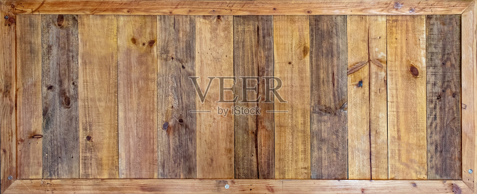 旧木板纹理是空白的，用木框和空间摆出文字通栏的全景背景。照片摄影图片