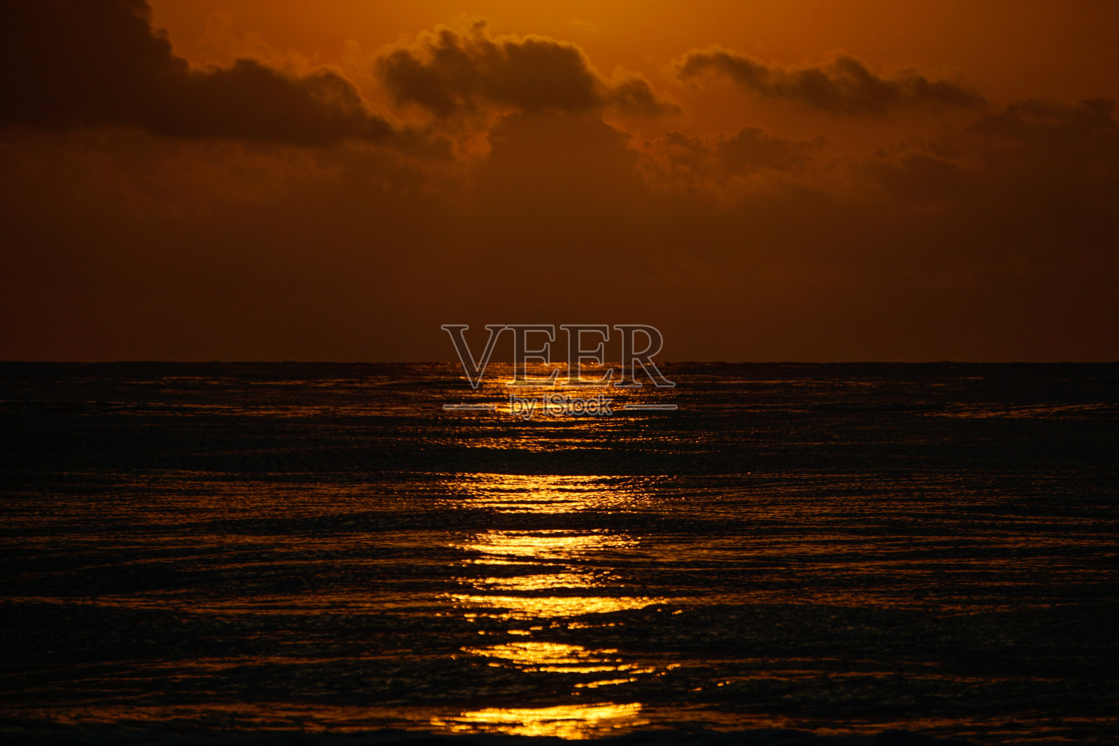 美丽的金色沙滩，地中海海岸的日出与阳光的反射。云。金色的小时。照片摄影图片