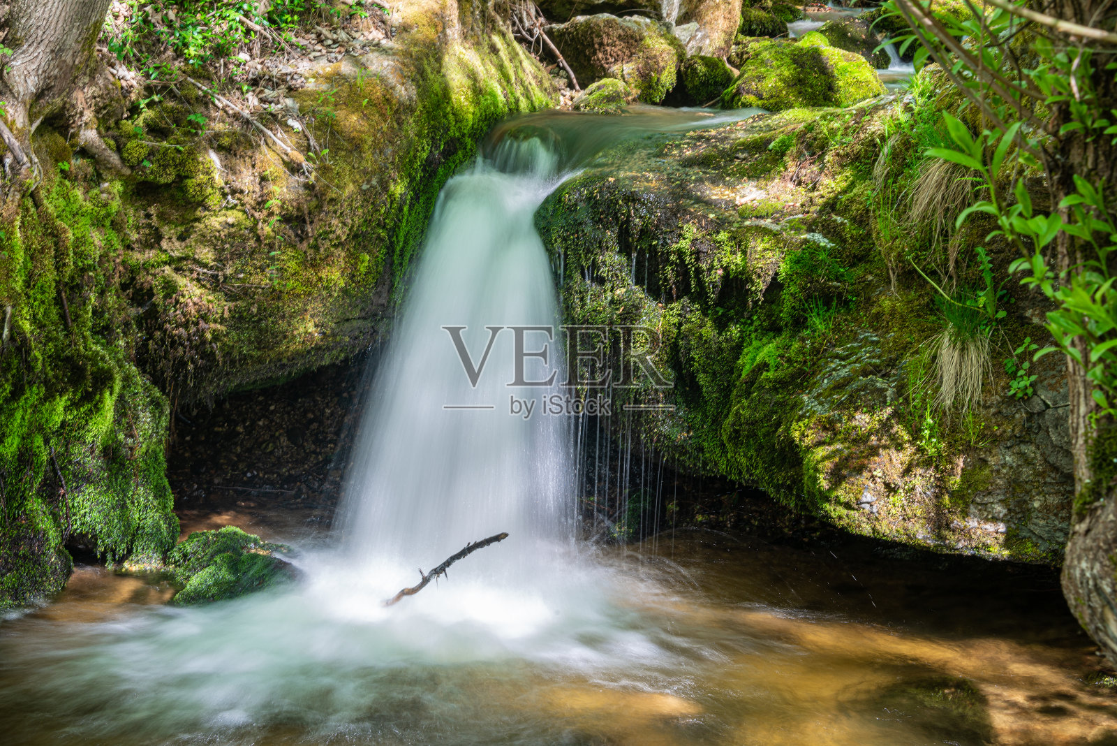 瀑布，瀑布在峡谷的巨石之间照片摄影图片