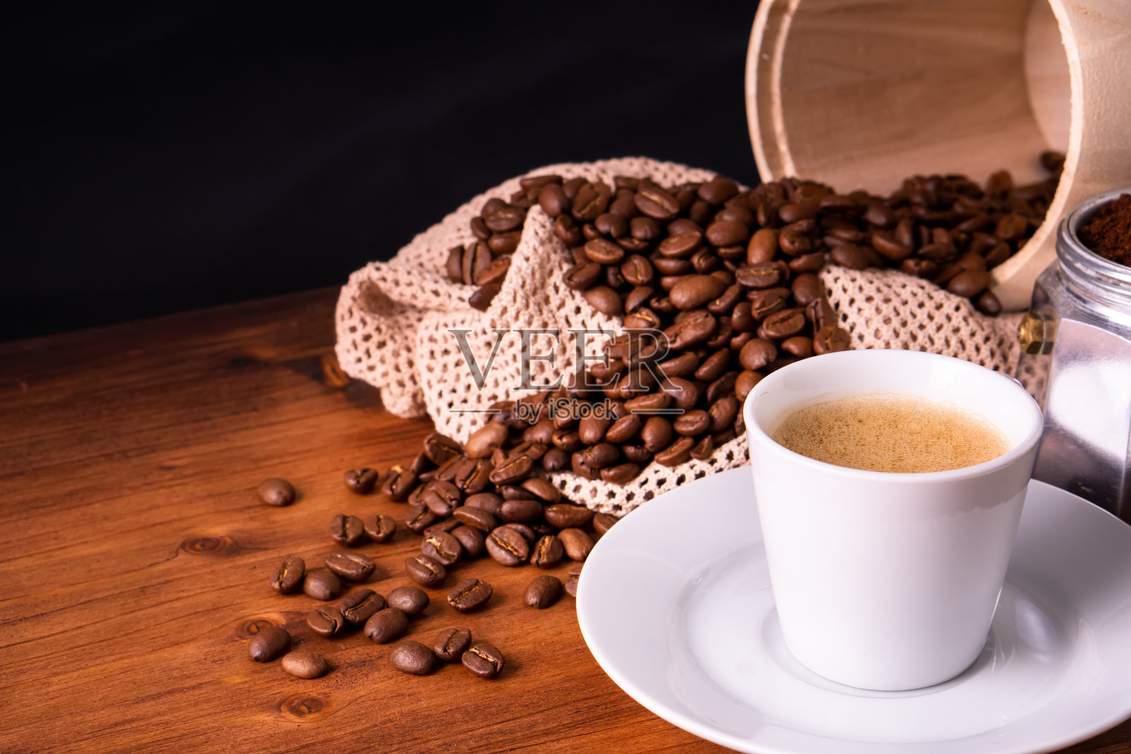 自制的文本咖啡馆新鲜的热浓缩咖啡在蒸汽白色杯子从有机可持续的咖啡馆喝烤棕豆与回收一次性纸包与清新的香气照片摄影图片