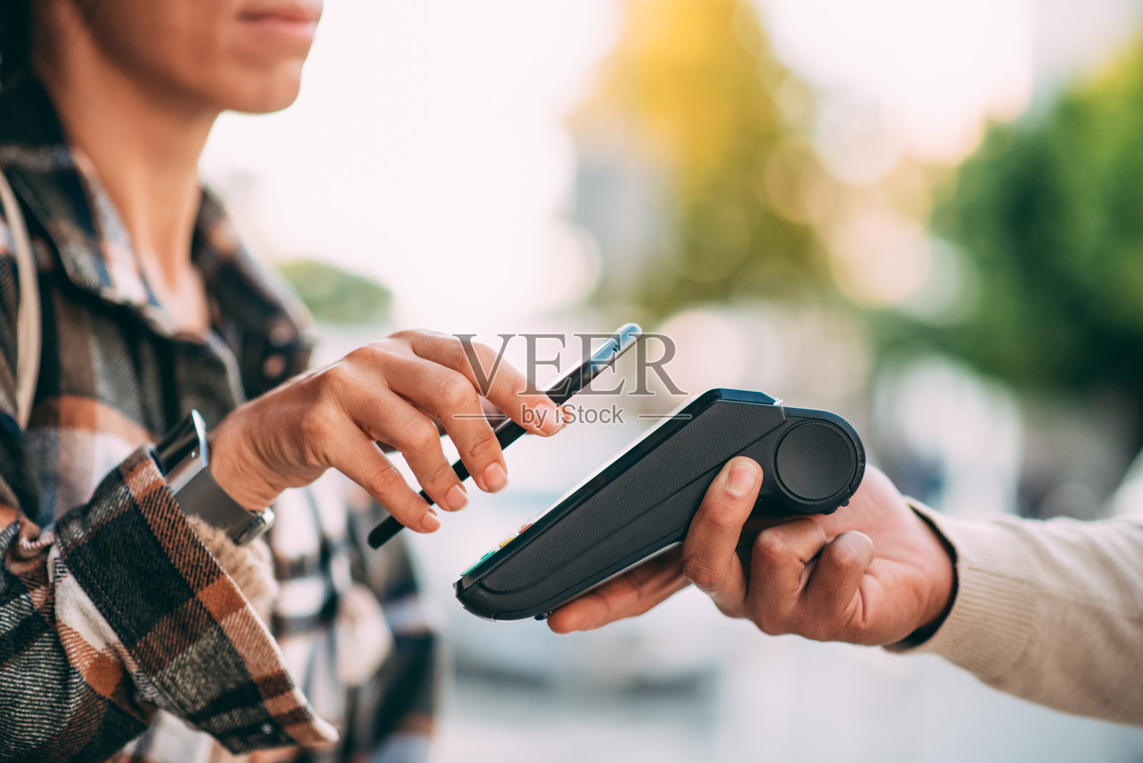 客户端使用智能手机应用程序进行NFC支付照片摄影图片