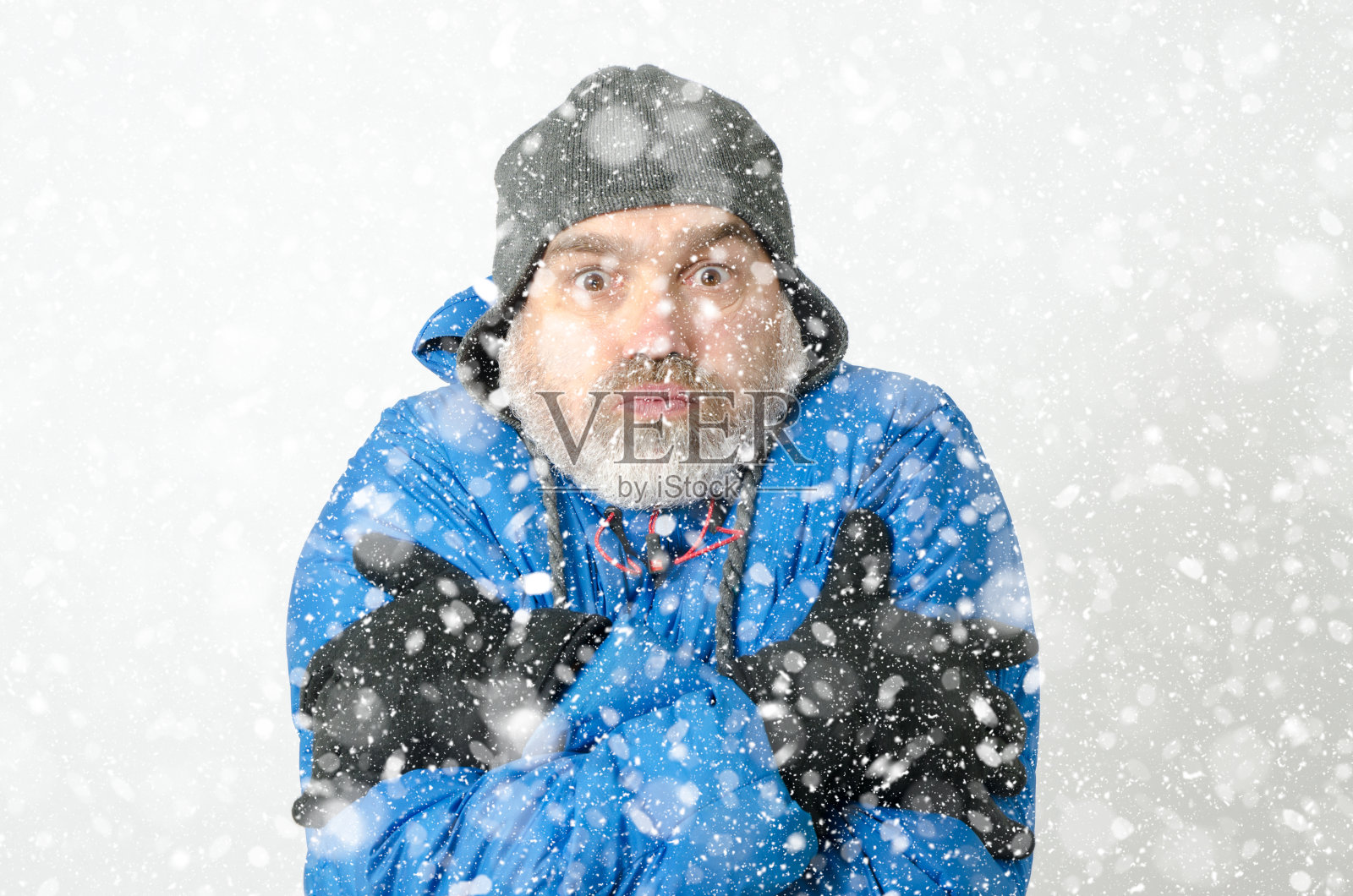 人在雪下冻住的肖像照片摄影图片