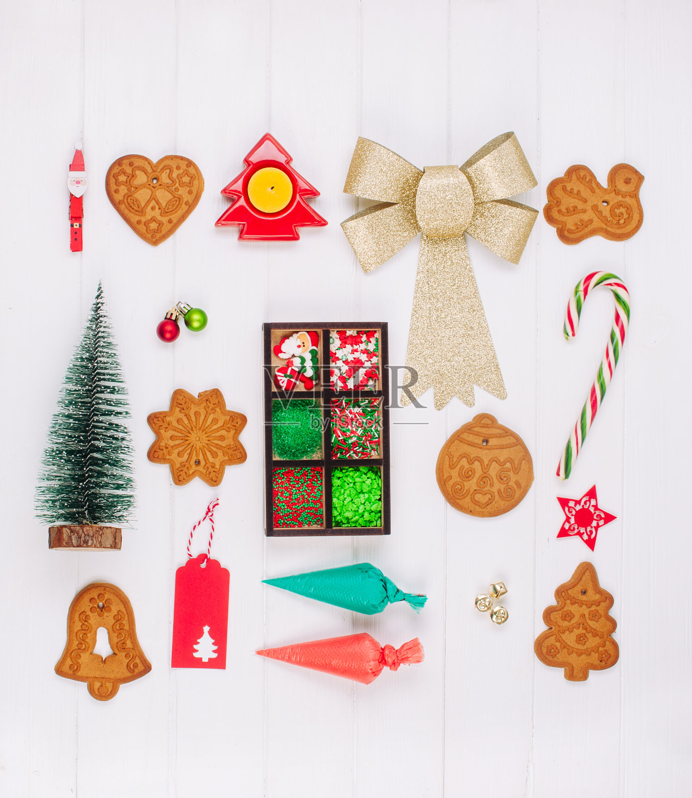 圣诞姜饼饼干，糖衣袋，洒水和装饰照片摄影图片