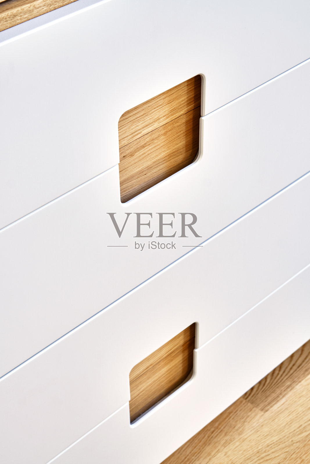 现代衣橱与手指拉设计。带有浅灰色柜门的木制衣橱。现代家具照片摄影图片