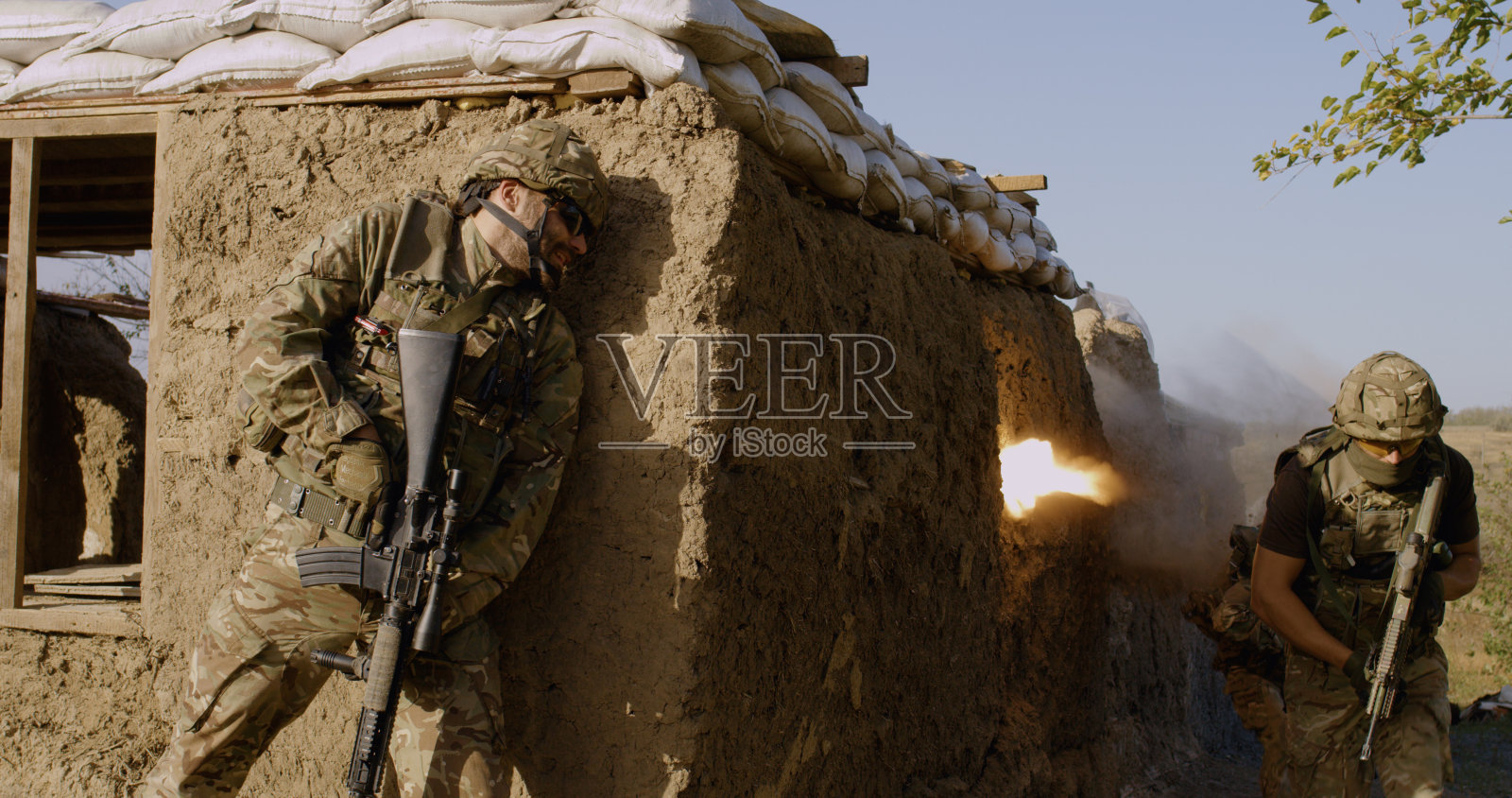 士兵们冒着炮火离开危险地区照片摄影图片